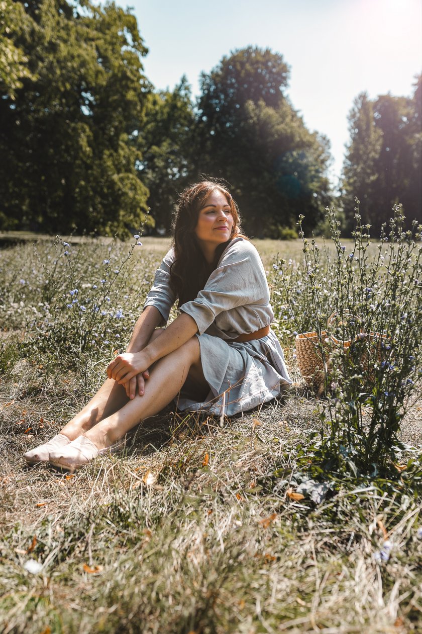 Sommerkleider 2019, Midikleider kombinieren, luftige Sommerkleider, Sommer Outfit mit Fair Fashion Kleid, Fair Fashion Outfit, die schönsten Midikleider 2019, die schönsten Midi-Kleider 2019, Modeblog, Fashionblog, kleidertrends 2019, Alltagslook mit Kleidern, www.kleidermaedchen.de #midi #midikleider #sommerkleider #kleider #webandits #tomsshoes #fairfashionkleider #modetrends #sommeroutfit #streetstyle, Sommer Outfit mit Midikleid, Tipps wie du ‚Midikleider kombinieren kannst, Welche Schuhe zu Sommerkleidern, Fair Fashion Outfit, Toms Schuhe, We Bandits, Leipzig, #sogehtsächsisch