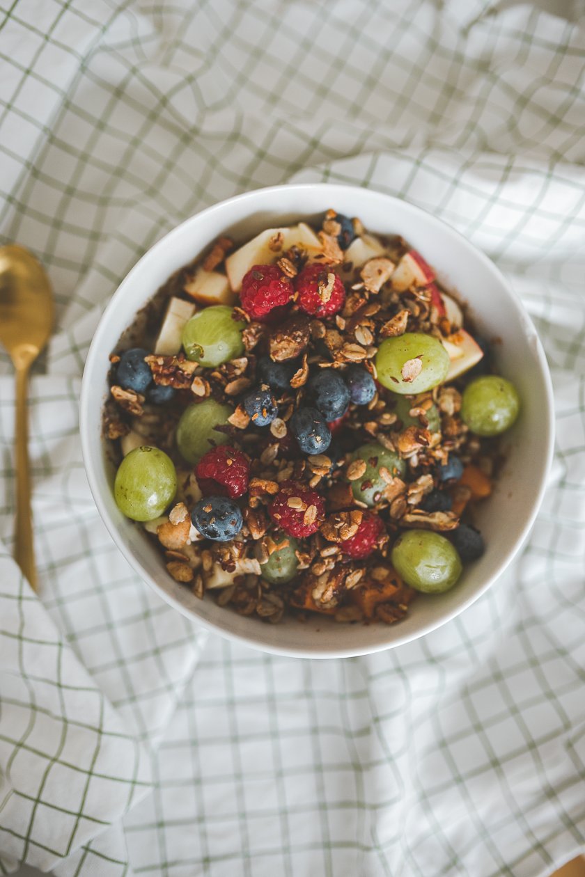 granola müsli, knuspriges Granola ohne Zucker, Granola selber machen, Granola günstig selber machen, Granola selbstgebacken, bestes granola rezept, granola vegan, granola rezept vergan, granola selber machen vegan, granola selber machen gesund, granola selber machenohne zucker, granola selber machen blog, granola selber machen backofen, kokos granola selber machen, granola rezept, granola rezept gesund, granola rezept vegan, chiapudding mit frischen fruechten und granola, Chiapudding selber machen mit Granola topping, vegane Rezepte, vegane Frühstücksrezepte, veganes Frühstücksrezept süß, Frühstücksrezept für jeden Tag, einfaches veganes Frühstück, veganes frühstück müsli, Leipzig, Sachsen, #granola #granolavegan #granolaselbermachen