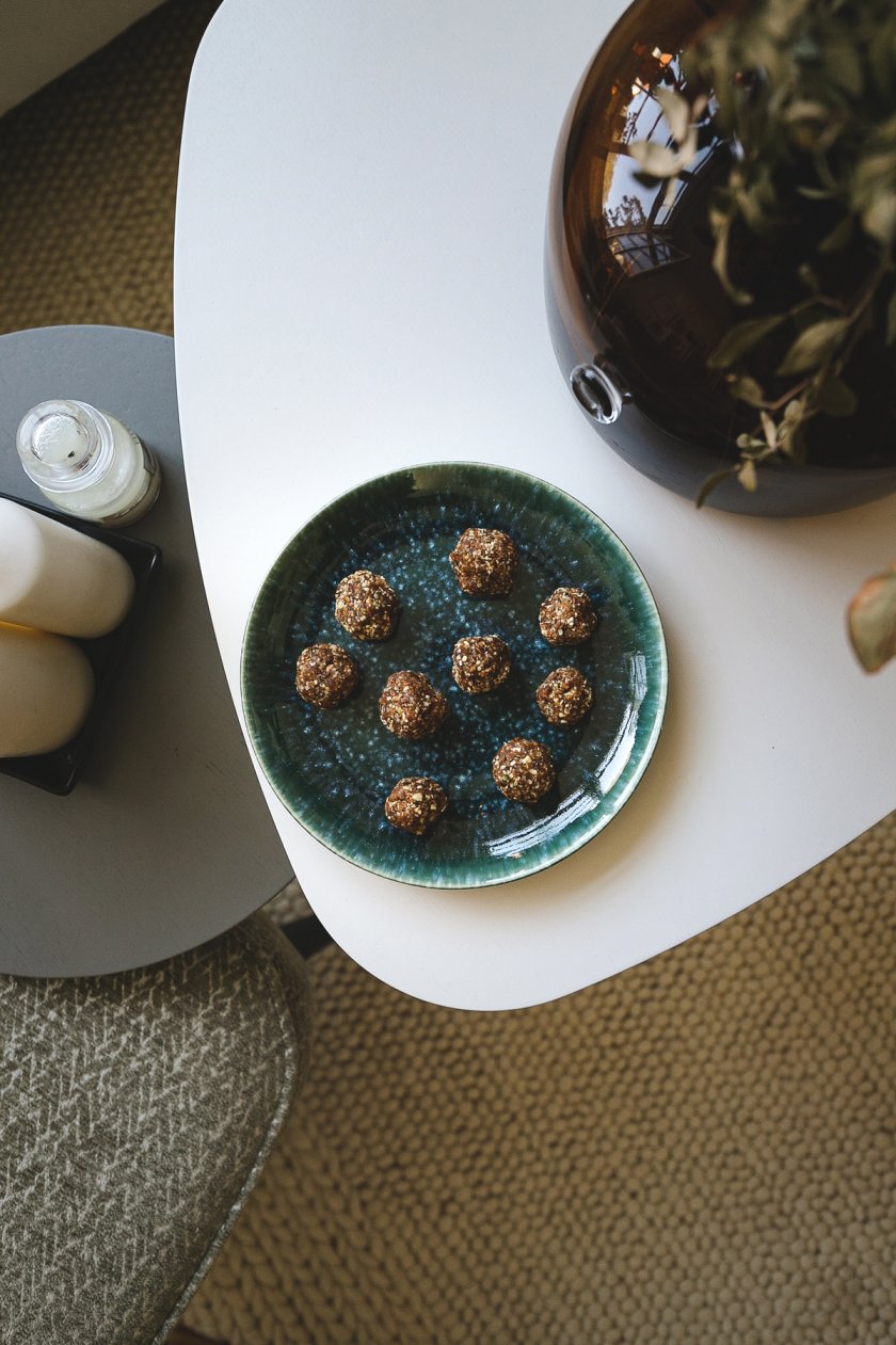 Protein balls, gesunde protein balls, bliss balls, bliss balls selber machen, protein balls selber machen, ashwangandha pulover, maca pulver, vegane protein balls, vegane snacks, snacks für sportler, vegane snacks für sportler, vegane snacks mit hoher engergiedichte, foodblog, food, schnelle vegane snacks, snacks für unterwegs, vegane snacks für zwischendurch, hanfsamen, mandeln, datteln, haferflocken, gesunde snacks aus haferflocken, gesunde snacks aus mandeln, gesunde snacks aus datteln, Leipzig, Sachsen, #proteinballs #blissballs #ashwangandha #maca #vegan #veganesnacks