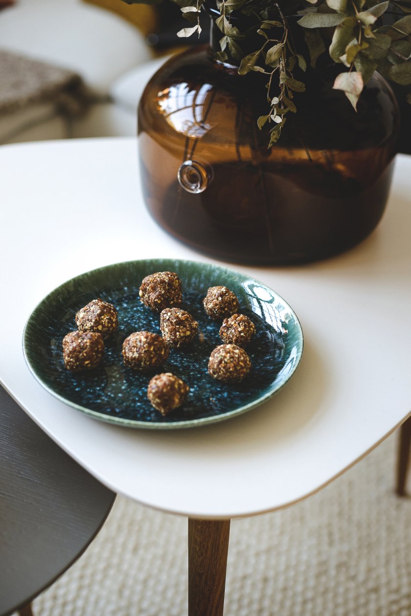 Protein balls, gesunde protein balls, bliss balls, bliss balls selber machen, protein balls selber machen, ashwangandha pulover, maca pulver, vegane protein balls, vegane snacks, snacks für sportler, vegane snacks für sportler, vegane snacks mit hoher engergiedichte, foodblog, food, schnelle vegane snacks, snacks für unterwegs, vegane snacks für zwischendurch, hanfsamen, mandeln, datteln, haferflocken, gesunde snacks aus haferflocken, gesunde snacks aus mandeln, gesunde snacks aus datteln, Leipzig, Sachsen, #proteinballs #blissballs #ashwangandha #maca #vegan #veganesnacks