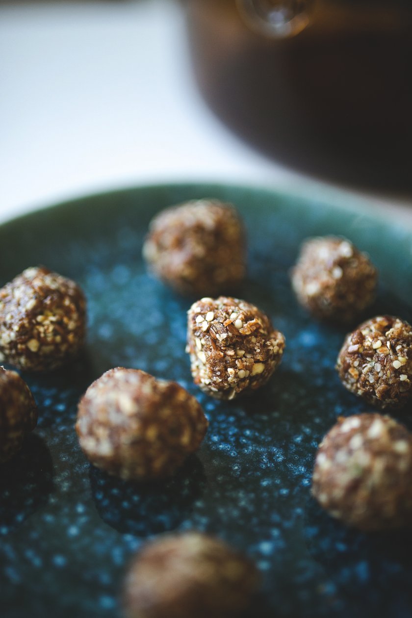 Protein balls, gesunde protein balls, bliss balls, bliss balls selber machen, protein balls selber machen, ashwangandha pulover, maca pulver, vegane protein balls, vegane snacks, snacks für sportler, vegane snacks für sportler, vegane snacks mit hoher engergiedichte, foodblog, food, schnelle vegane snacks, snacks für unterwegs, vegane snacks für zwischendurch, hanfsamen, mandeln, datteln, haferflocken, gesunde snacks aus haferflocken, gesunde snacks aus mandeln, gesunde snacks aus datteln, Leipzig, Sachsen, #proteinballs #blissballs #ashwangandha #maca #vegan #veganesnacks