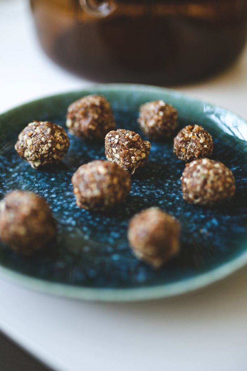 Protein balls, gesunde protein balls, bliss balls, bliss balls selber machen, protein balls selber machen, ashwangandha pulover, maca pulver, vegane protein balls, vegane snacks, snacks für sportler, vegane snacks für sportler, vegane snacks mit hoher engergiedichte, foodblog, food, schnelle vegane snacks, snacks für unterwegs, vegane snacks für zwischendurch, hanfsamen, mandeln, datteln, haferflocken, gesunde snacks aus haferflocken, gesunde snacks aus mandeln, gesunde snacks aus datteln, Leipzig, Sachsen, #proteinballs #blissballs #ashwangandha #maca #vegan #veganesnacks