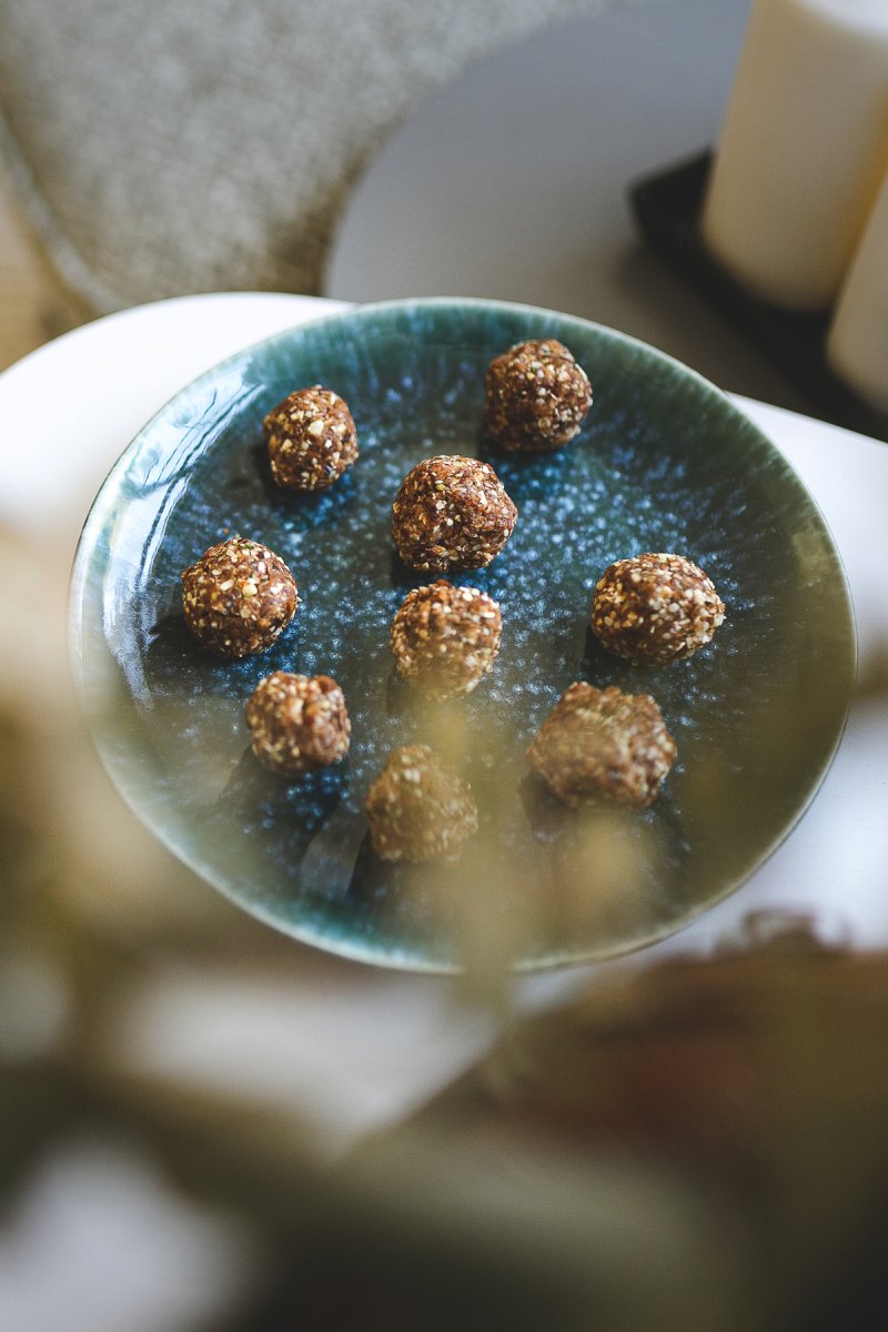 Protein balls, gesunde protein balls, bliss balls, bliss balls selber machen, protein balls selber machen, ashwangandha pulover, maca pulver, vegane protein balls, vegane snacks, snacks für sportler, vegane snacks für sportler, vegane snacks mit hoher engergiedichte, foodblog, food, schnelle vegane snacks, snacks für unterwegs, vegane snacks für zwischendurch, hanfsamen, mandeln, datteln, haferflocken, gesunde snacks aus haferflocken, gesunde snacks aus mandeln, gesunde snacks aus datteln, Leipzig, Sachsen, #proteinballs #blissballs #ashwangandha #maca #vegan #veganesnacks