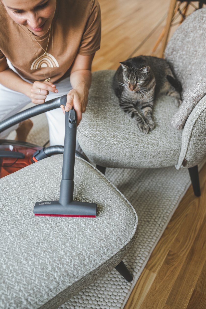 Katzenhaare entfernen: So habe ich mit dem THOMAS Cycloon Hybrid PEt & Friends Staubsauger meine Wohnung tierhaarfrei bekommen. // bezahlte Werbung // Haustiere Ja und Tierhaare nein. Mit dem Pet & Friends Staubsauger von THOMAS kein Problem. Der Nass- und Trockensauger ist außerdem sehr gut für Allergiker geeignet. Welche Features der Tierhaar-Staubsauger bietet und wie ich ihn in meinem Katzen Haushalt einsetzte, verrate ich euch auf www.kleidermaedchen.de #katzen #staubsauger #tierhaarstaubsauger #thomascycloonhybridpet&frieds #thomas