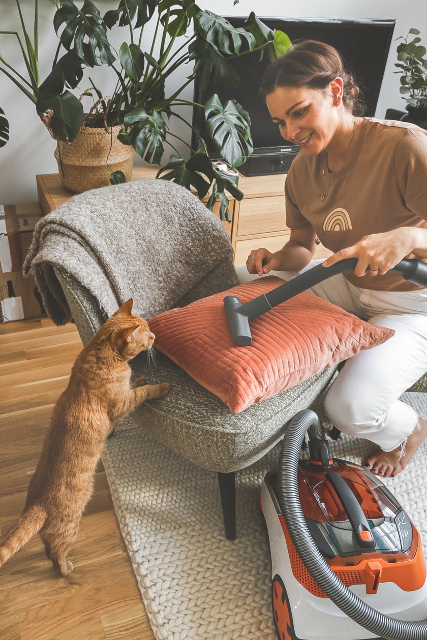 Katzenhaare entfernen: So habe ich mit dem THOMAS Cycloon Hybrid PEt & Friends Staubsauger meine Wohnung tierhaarfrei bekommen. // bezahlte Werbung // Haustiere Ja und Tierhaare nein. Mit dem Pet & Friends Staubsauger von THOMAS kein Problem. Der Nass- und Trockensauger ist außerdem sehr gut für Allergiker geeignet. Welche Features der Tierhaar-Staubsauger bietet und wie ich ihn in meinem Katzen Haushalt einsetzte, verrate ich euch auf www.kleidermaedchen.de #katzen #staubsauger #tierhaarstaubsauger #thomascycloonhybridpet&frieds #thomas