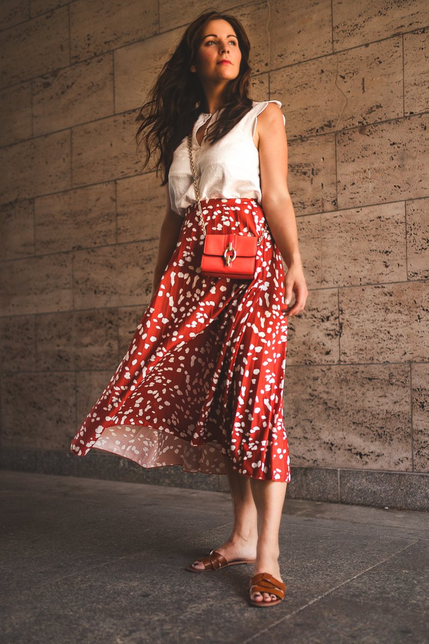 Auf dem Modeblog findest du ein elegantes Spätsommer Outfit mit Midirock und DVF Bag. Ich zeige dir wie du Midiröcke im Alltag am besten kombinieren kannst und verrate dir, wo du mein Outfit nachshoppen kannst. Spätsommer Outfit 2019, Midirock kombinieren, Rock kombinieren, Spätsommer Outfit mit Rock, Fashionblogger, die schönsten Midiröcke 2019, die schönsten Midi-Röcke 2019, Modeblog, Fashionblog, Modetrends 2019, Alltagslook mit Rock, www.kleidermaedchen.de #midi #midirock #herbst #rock #skirt #dvf #dfvbag #modetrends #spätsommerroutfit #streetstyle, Sommer Outfit mit Midirock, Tipps wie du Röcke kombinieren kannst, Welche Schuhe zu Röcken, Leipzig, #sogehtsächsisch