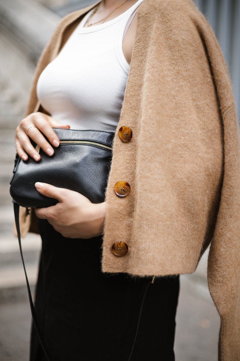 Pencil Skirt, Bleistiftrock, Herbst Outfit, Bleistiftrock kombinieren, luftiger Herbstlook, Herbst Outfit 2019, Autumn Style, Fall Style, Herbst Outfit mit Rock, Herbst Outfit mit Strickjacke, #sogehtsächsisch Modeblog, Fashionblog, Alltagslook mit Cardigan, Alltagslook mit Rock, Rock im Herbst, Tipps wie du Herbst #Röcke kombinieren kannst, Welche Schuhe zu Bleistiftrock, Mode Shooting in Paris, Fashion Trend 2019, Das ist in im Herbst 2019, Die schönsten Herbst Röcke 2019, #paris #parisstyle #bleistiftrock #rocktrends2019 #otherstories #leipzig