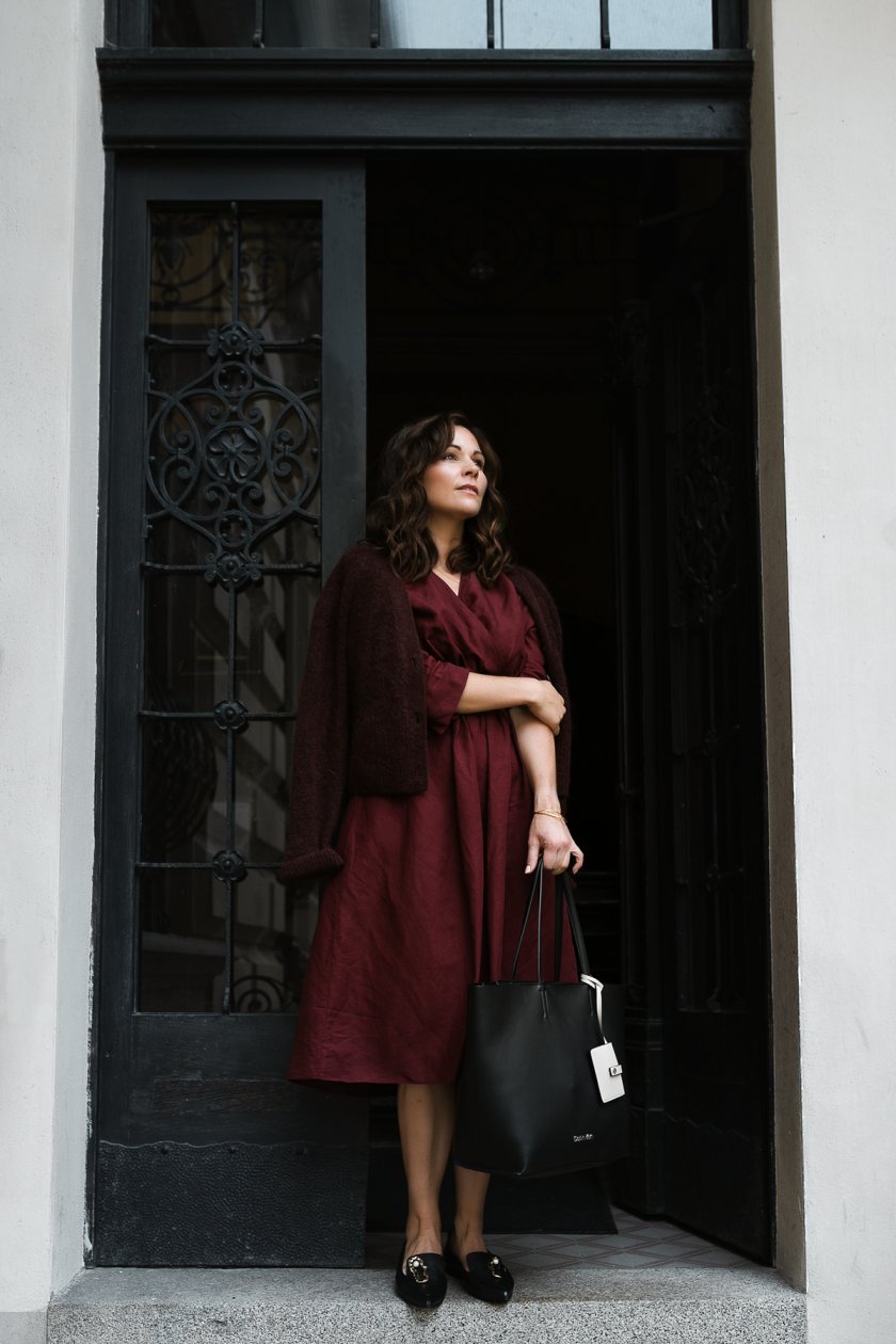 Herbstkleider 2019, Midikleider kombinieren, luftige Herbstkleider, Herbst Outfit mit dunkelrotem Midikleid, die schönsten Midikleider 2019, die schönsten Midi-Kleider 2019, Modeblog, Fashionblog, kleidertrends 2019, Alltagslook mit Kleidern, www.kleidermaedchen.de #midi #midikleider #herbstkleider #kleider #calvinkleinbag #fashionkleider #modetrends #herbstoutfit #streetstyle, Herbst Outfit mit Midikleid, Tipps wie du Midikleider kombinieren kannst, Welche Schuhe zu Herbstkleidern, Fair Fashion Outfit, Slipper, We Bandits, Calvin Klein, Flattered, Leipzig, #sogehtsächsisch, Flattered Alexa Nappa Oyster Black