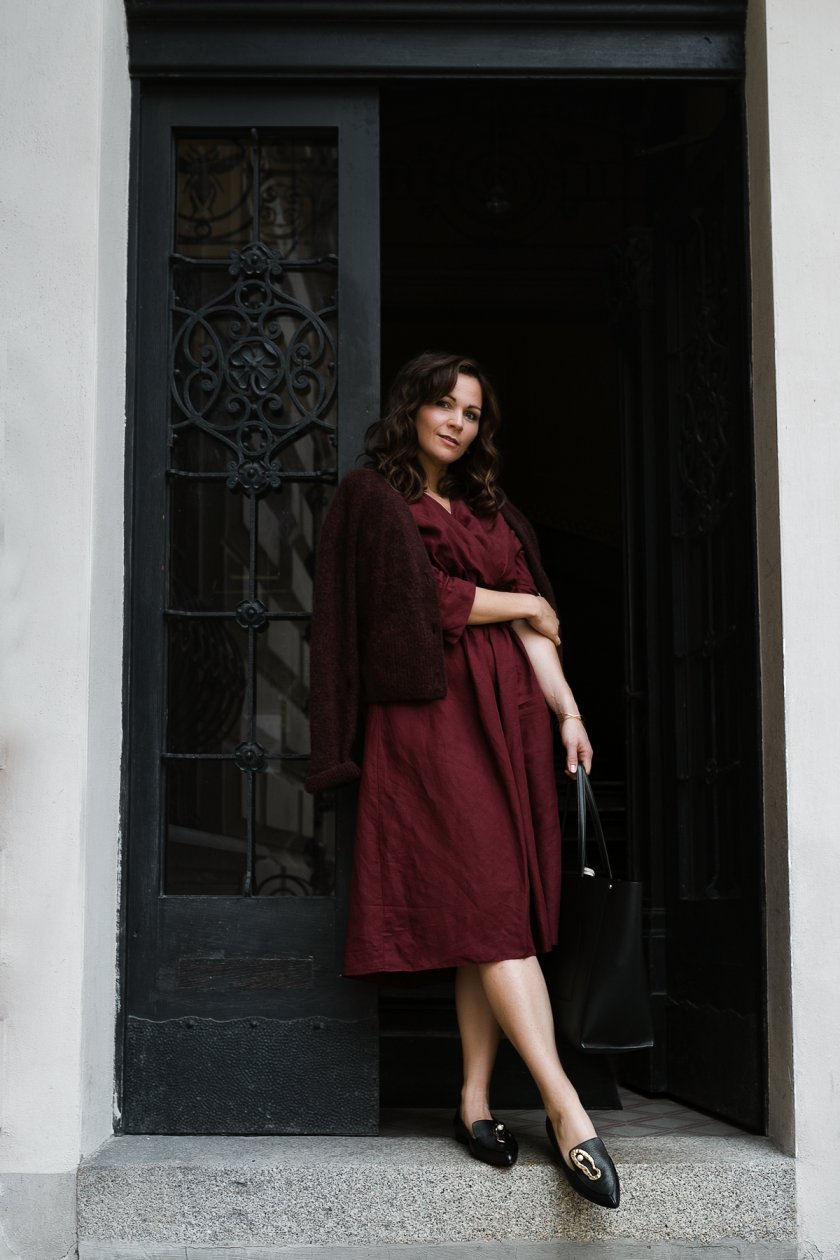 Herbstkleider 2019, Midikleider kombinieren, luftige Herbstkleider, Herbst Outfit mit dunkelrotem Midikleid, die schönsten Midikleider 2019, die schönsten Midi-Kleider 2019, Modeblog, Fashionblog, kleidertrends 2019, Alltagslook mit Kleidern, www.kleidermaedchen.de #midi #midikleider #herbstkleider #kleider #calvinkleinbag #fashionkleider #modetrends #herbstoutfit #streetstyle, Herbst Outfit mit Midikleid, Tipps wie du Midikleider kombinieren kannst, Welche Schuhe zu Herbstkleidern, Fair Fashion Outfit, Slipper, We Bandits, Calvin Klein, Flattered, Leipzig, #sogehtsächsisch, Flattered Alexa Nappa Oyster Black