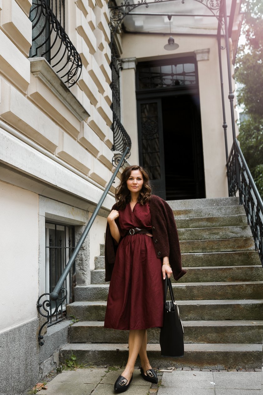 Herbstkleider 2019, Midikleider kombinieren, luftige Herbstkleider, Herbst Outfit mit dunkelrotem Midikleid, die schönsten Midikleider 2019, die schönsten Midi-Kleider 2019, Modeblog, Fashionblog, kleidertrends 2019, Alltagslook mit Kleidern, www.kleidermaedchen.de #midi #midikleider #herbstkleider #kleider #calvinkleinbag #fashionkleider #modetrends #herbstoutfit #streetstyle, Herbst Outfit mit Midikleid, Tipps wie du Midikleider kombinieren kannst, Welche Schuhe zu Herbstkleidern, Fair Fashion Outfit, Slipper, We Bandits, Calvin Klein, Flattered, Leipzig, #sogehtsächsisch, Flattered Alexa Nappa Oyster Black