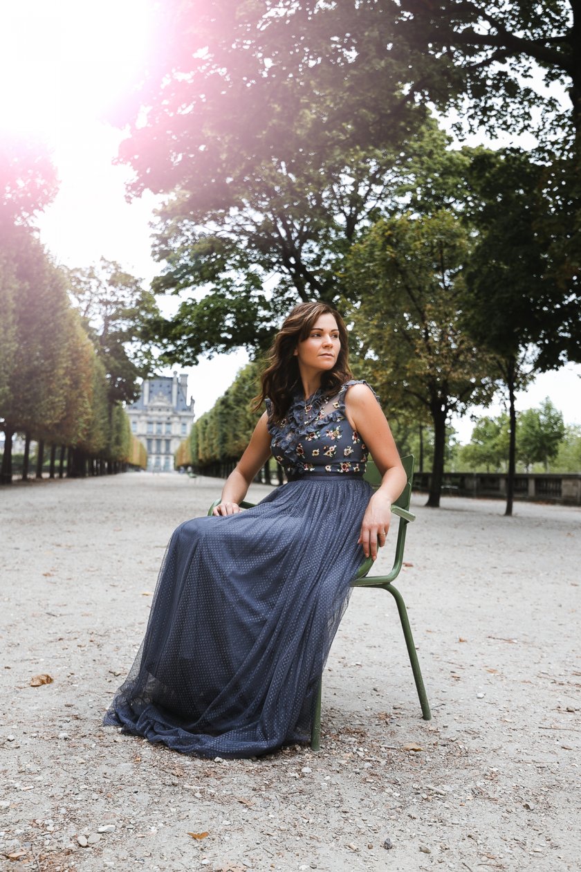 Elegantes Abendkleid, Paris Jahrein Tuileries, elegantes blaues Kleid, Herbst Outfit, Maxikleid Kleid kombinieren, eleganter Herbstlook, Herbst Outfit 2019, Autumn Style, Fall Style, Herbst Outfit mit blauem Maxi Kleid, Herbst Outfit mit Cocktailkleid, #sogehtsächsisch Modeblog, Fashionblog, Abendoutfit mit Tüll-Kleid, Abendlook mit Spitzen-Kleid, Eleganter Abend Look, Kleid im Herbst, Tipps wie du Herbst #Kleider kombinieren kannst, Mode Shooting in Paris, Fashion Trend 2019, Das ist in im Herbst 2019, Die schönsten Herbst Kleider 2019, #paris #parisstyle #blaueskleid #kleidertrends2019 #paris #leipzig #Neddlethread, Neddle & Thread, Fashion Week Paris 2019, FWP2019