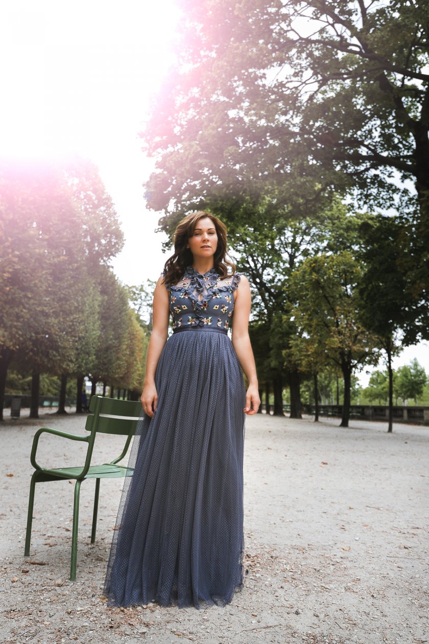 Elegantes Abendkleid, Paris Jahrein Tuileries, elegantes blaues Kleid, Herbst Outfit, Maxikleid Kleid kombinieren, eleganter Herbstlook, Herbst Outfit 2019, Autumn Style, Fall Style, Herbst Outfit mit blauem Maxi Kleid, Herbst Outfit mit Cocktailkleid, #sogehtsächsisch Modeblog, Fashionblog, Abendoutfit mit Tüll-Kleid, Abendlook mit Spitzen-Kleid, Eleganter Abend Look, Kleid im Herbst, Tipps wie du Herbst #Kleider kombinieren kannst, Mode Shooting in Paris, Fashion Trend 2019, Das ist in im Herbst 2019, Die schönsten Herbst Kleider 2019, #paris #parisstyle #blaueskleid #kleidertrends2019 #paris #leipzig #Neddlethread, Neddle & Thread, Fashion Week Paris 2019, FWP2019