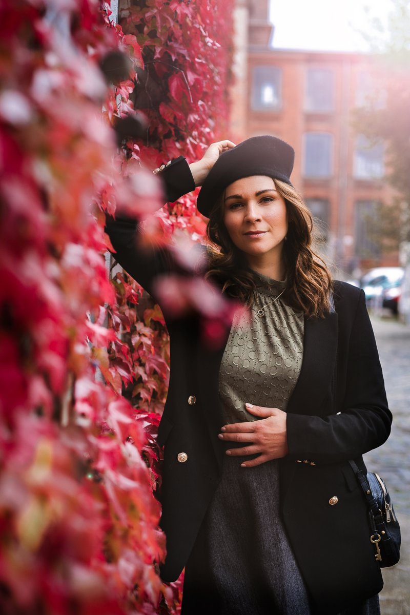 Auf dem Fashion Blog findest du ein Herbst Outfit mit Blazer, Faltenrock und Stiefeletten. Ich zeige dir, wie du im Herbst einen Faltenrock in Szene setzt und einen klassisch eleganten Look stylest, der für den Alltag sowie für das Büro gleichermaßen tragbar ist. www.kleidermaedchen.de #herbstoutfit #Blazer #Faltenrock #Barett