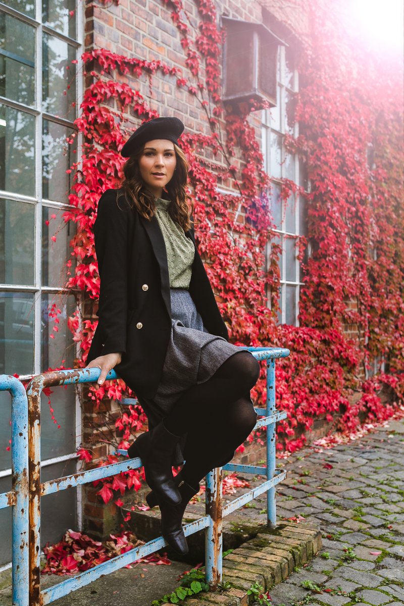 Auf dem Fashion Blog findest du ein Herbst Outfit mit Blazer, Faltenrock und Stiefeletten. Ich zeige dir, wie du im Herbst einen Faltenrock in Szene setzt und einen klassisch eleganten Look stylest, der für den Alltag sowie für das Büro gleichermaßen tragbar ist. www.kleidermaedchen.de #herbstoutfit #Blazer #Faltenrock #Barett