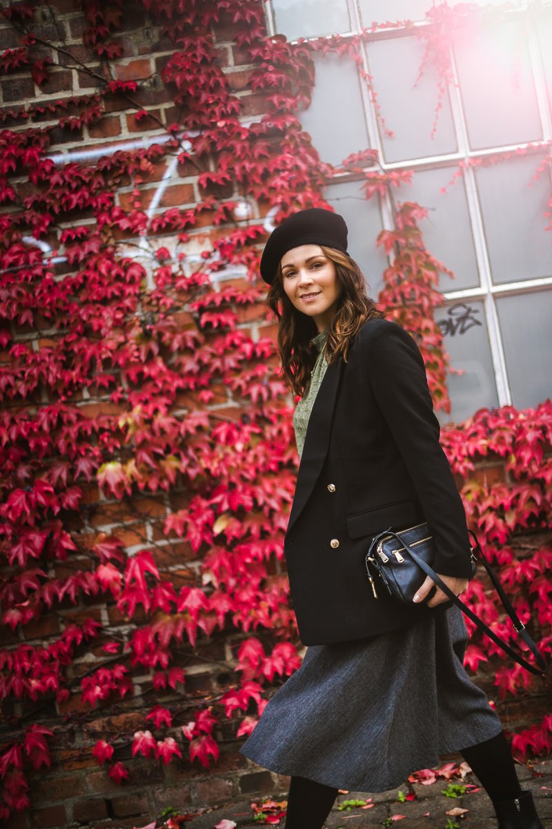 Auf dem Fashion Blog findest du ein Herbst Outfit mit Blazer, Faltenrock und Stiefeletten. Ich zeige dir, wie du im Herbst einen Faltenrock in Szene setzt und einen klassisch eleganten Look stylest, der für den Alltag sowie für das Büro gleichermaßen tragbar ist. www.kleidermaedchen.de #herbstoutfit #Blazer #Faltenrock #Barett