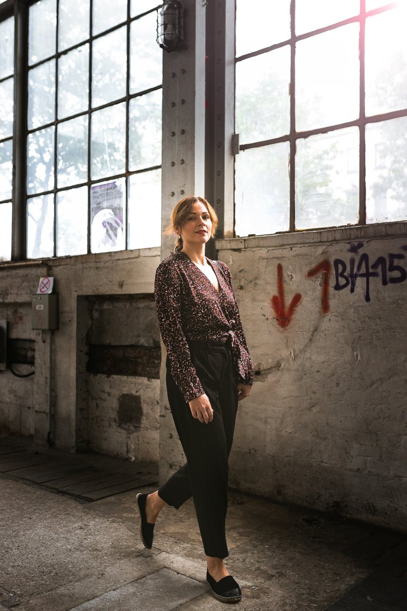 Werbung. Auf dem Kleidermaedchen Modeblog zeige ich dir ein Herbst Outfit mit Wickelbluse, Wollblazer und Bundfaltenhose. Zudem gebe ich dir Tipps, wo du schöne Wollblazer für den Herbst finden wirst. www.kleidermaedchen.de #herbstoutfit #wickelbluse #wollblazer #bundfaltenhose