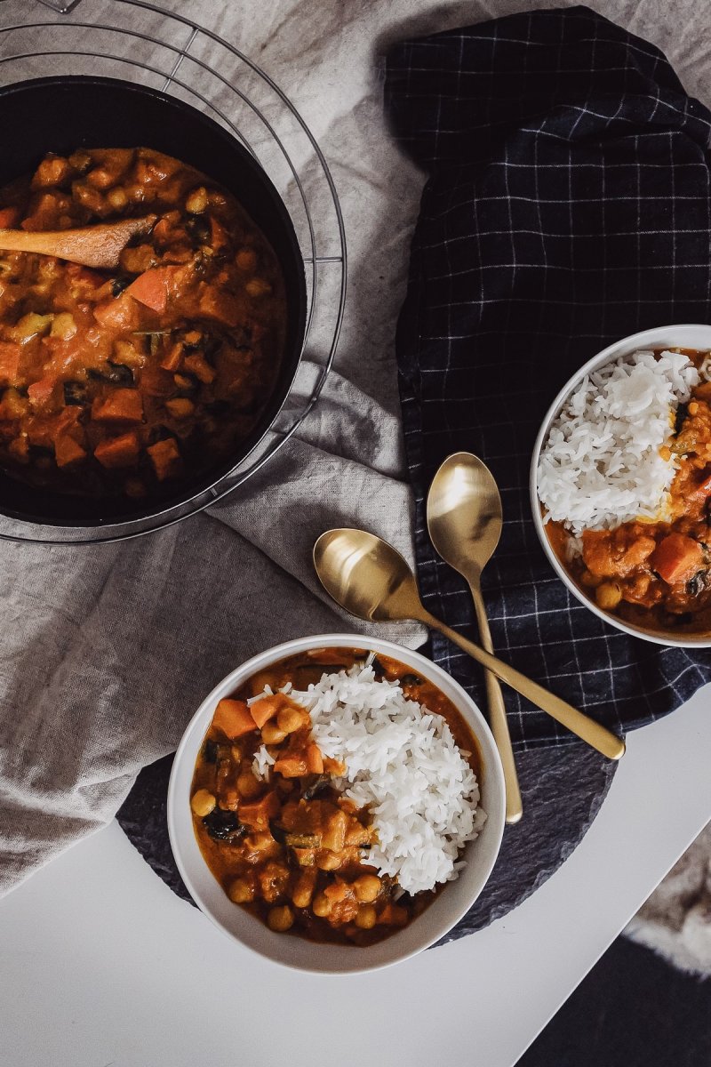 Auf dem Foodblog zeige ich dir ein leckeres veganes Curry mit Kürbis, Kichererbsen, Zucchini und Paprika. Ein saisonales Gericht für den Alltag, das im Handumdrehen zubereitet ist. www.kleidermaedchen.de #kokoscurry #veganescurry #curry #kürbis #sasionalkochen #foodblog #lifestyleblog