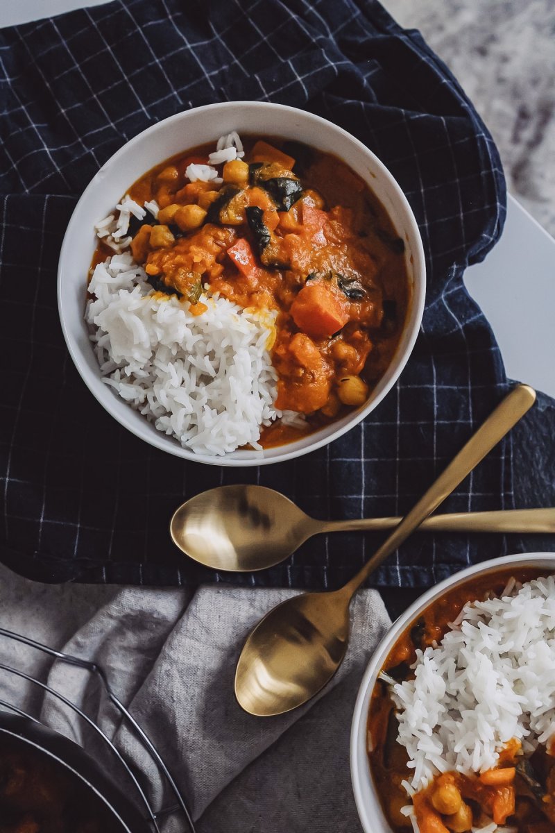 Auf dem Foodblog zeige ich dir ein leckeres veganes Curry mit Kürbis, Kichererbsen, Zucchini und Paprika. Ein saisonales Gericht für den Alltag, das im Handumdrehen zubereitet ist. www.kleidermaedchen.de #kokoscurry #veganescurry #curry #kürbis #sasionalkochen #foodblog #lifestyleblog