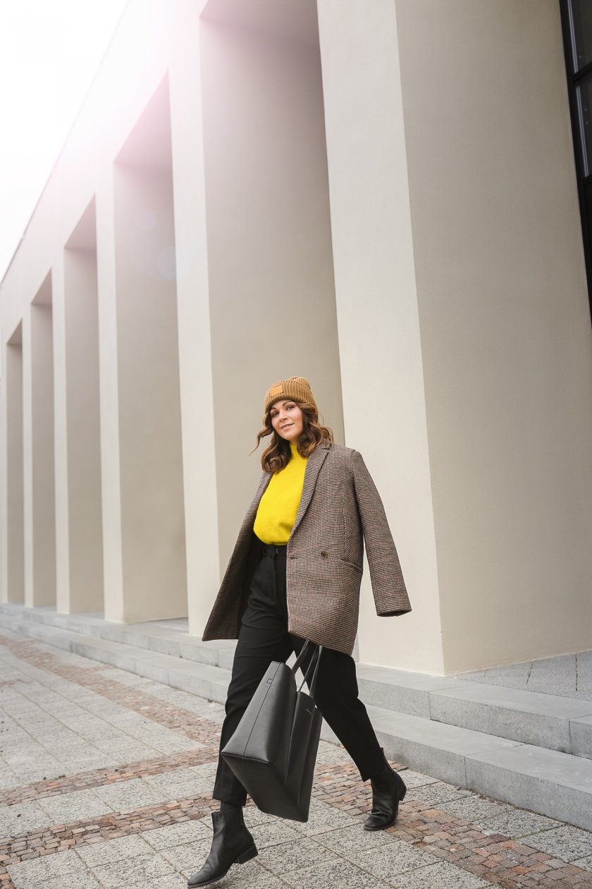 Auf dem Kleidermaedchen Modeblog zeige ich ein lässiges Alltagsoutfit mit Acne Studios Mütze, Samsøe Samsøe Balzer und Matt & Nat HYDE Tasche. Der perfekte Style für den Alltag. www.kleidermaedchen.de #winteroutfit #blazer #mattandnat #acnestudios #samsoesamsoe