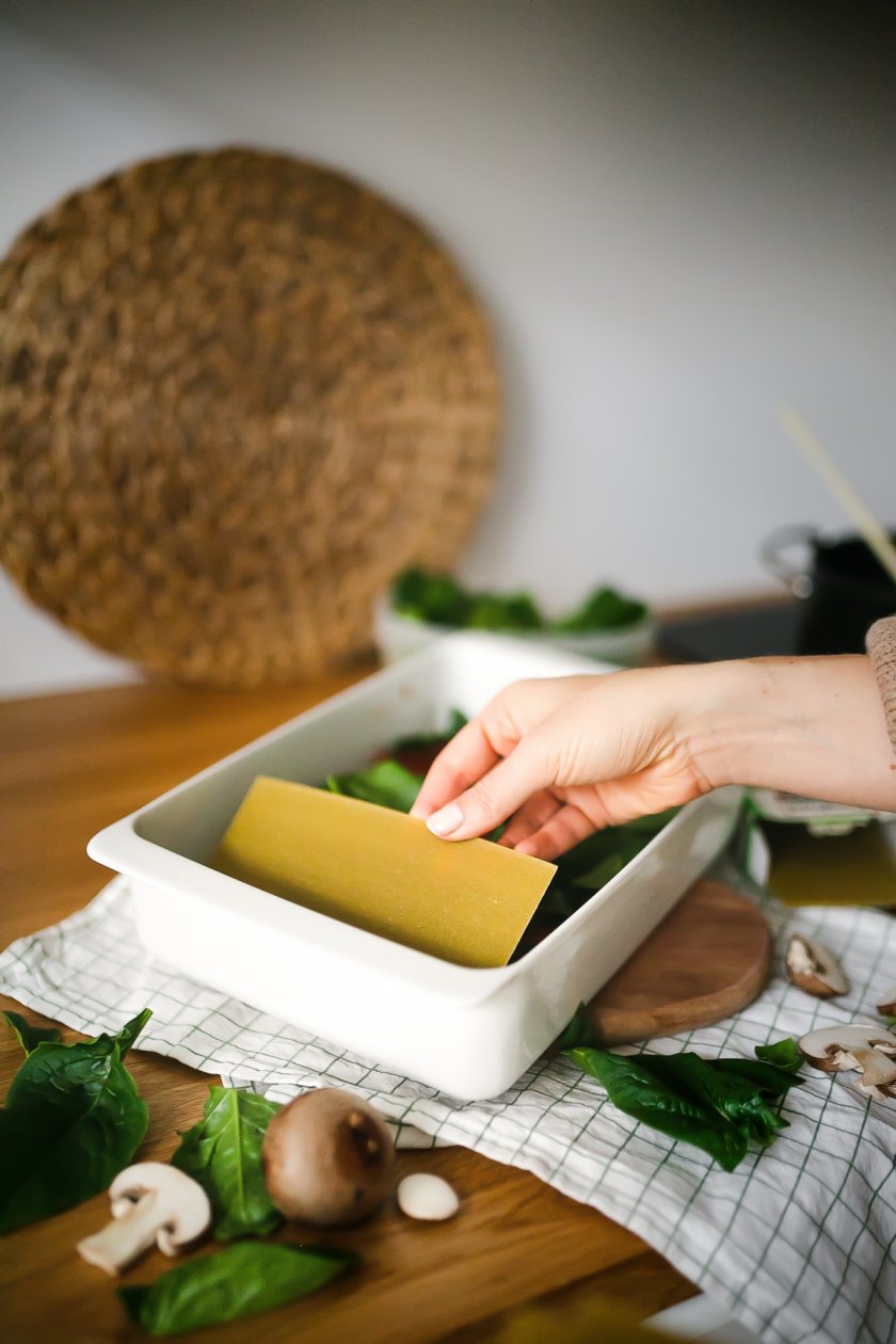 Auf dem Food- und Lifestyleblog verrate ich dir mein Champignons-Spinat-Lasagne mit veganer Béchamel-Sauce. Leckere alltagstaugliche vegane Rezepte für Anfänger und Fortgeschrittene. www.kleidermaedchen.de #vegan #veganelasagne #spinat #champignons #foodblog #lifestyleblog