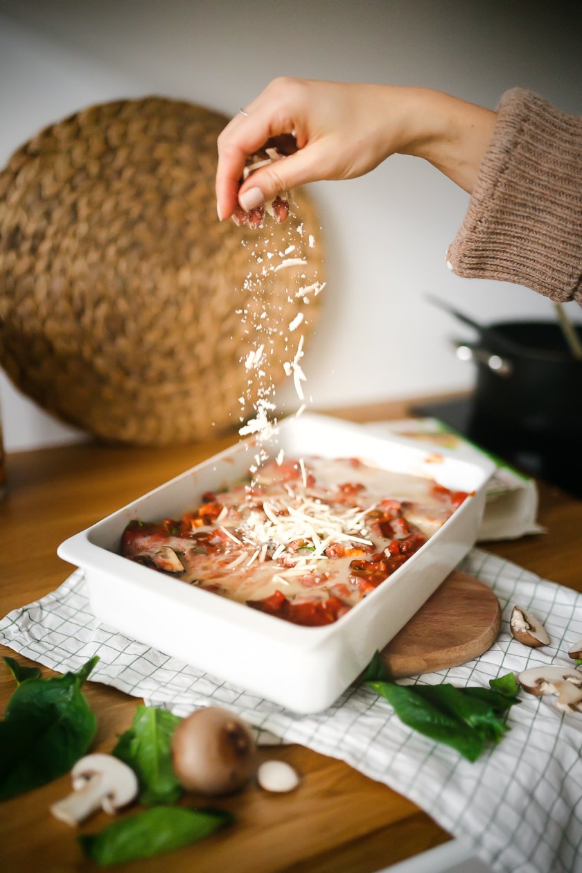 Auf dem Food- und Lifestyleblog verrate ich dir mein Champignons-Spinat-Lasagne mit veganer Béchamel-Sauce. Leckere alltagstaugliche vegane Rezepte für Anfänger und Fortgeschrittene. www.kleidermaedchen.de #vegan #veganelasagne #spinat #champignons #foodblog #lifestyleblog