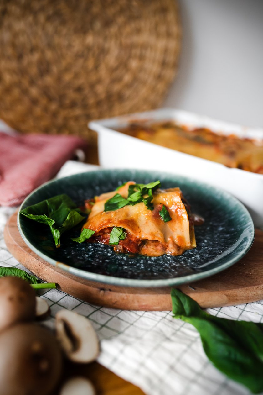 Auf dem Food- und Lifestyleblog verrate ich dir mein Champignons-Spinat-Lasagne mit veganer Béchamel-Sauce. Leckere alltagstaugliche vegane Rezepte für Anfänger und Fortgeschrittene. www.kleidermaedchen.de #vegan #veganelasagne #spinat #champignons #foodblog #lifestyleblog