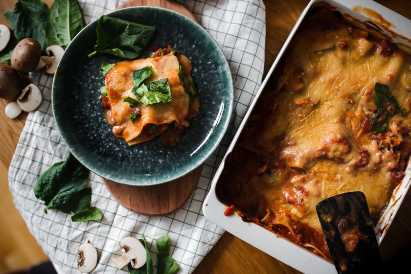 Auf dem Food- und Lifestyleblog verrate ich dir mein Champignons-Spinat-Lasagne mit veganer Béchamel-Sauce. Leckere alltagstaugliche vegane Rezepte für Anfänger und Fortgeschrittene. www.kleidermaedchen.de #vegan #veganelasagne #spinat #champignons #foodblog #lifestyleblog