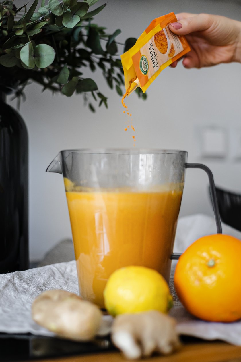 Auf dem Food- und Lifestyleblog verrate ich dir mein Rezept für Ingwer-Kurkuma-Shot mit Orange und Zitrone. Leckere alltagstaugliche vegane Rezepte für Anfänger und Fortgeschrittene. www.kleidermaedchen.de #vegan #ingwershot #ingwer #kurkuma #foodblog #lifestyleblog #erkältung