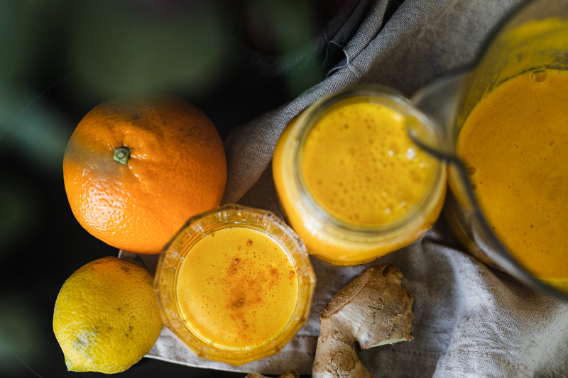 Auf dem Food- und Lifestyleblog verrate ich dir mein Rezept für Ingwer-Kurkuma-Shot mit Orange und Zitrone. Leckere alltagstaugliche vegane Rezepte für Anfänger und Fortgeschrittene. www.kleidermaedchen.de #vegan #ingwershot #ingwer #kurkuma #foodblog #lifestyleblog #erkältung