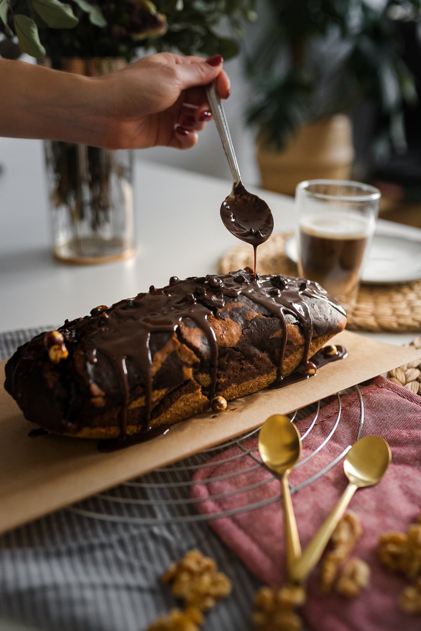 Auf dem Food- und Lifestyleblog backen wir heute einen veganen Marmorkuchen. Leckere alltagstaugliche vegane Rezepte für Anfänger und Fortgeschrittene. www.kleidermaedchen.de #vegan #veganerkuchen #Marmorkuchen #veganermarmorkuchen #foodblog #lifestyleblog