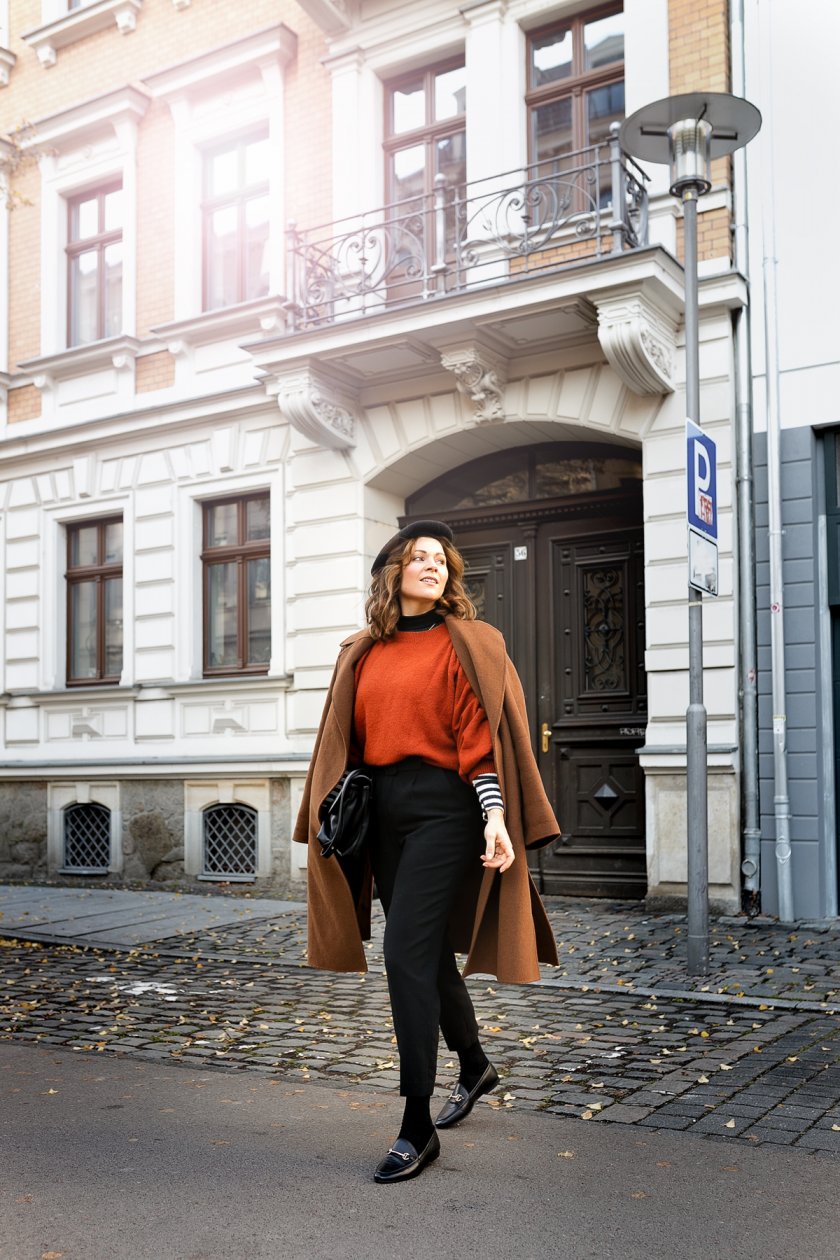 Auf dem Kleidermaedchen Modeblog zeige ich ein Outfit im Paris Style mit gestreiften Shirt, Barett und schwarzen Slippers. Der perfekte Style für den Alltag. www.kleidermaedchen.de #parisstyle #streifen #barett #otherstories #vagabond