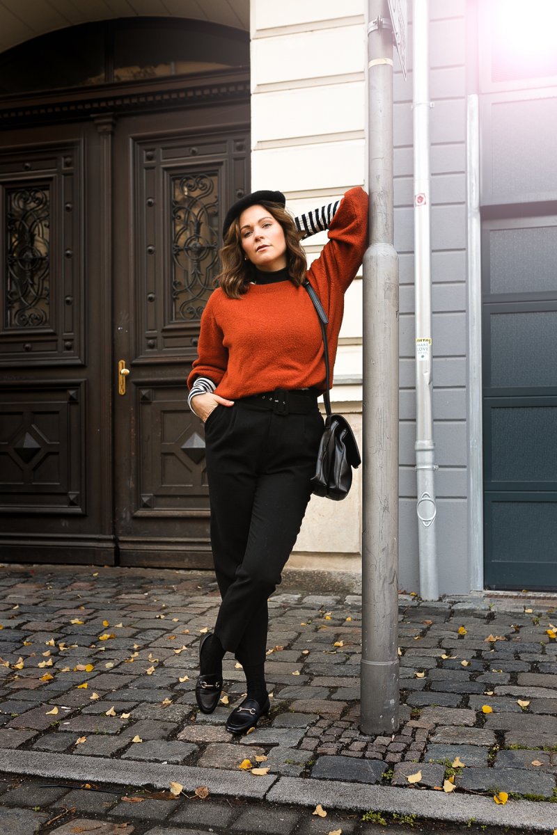 Auf dem Kleidermaedchen Modeblog zeige ich ein Outfit im Paris Style mit gestreiften Shirt, Barett und schwarzen Slippers. Der perfekte Style für den Alltag. www.kleidermaedchen.de #parisstyle #streifen #barett #otherstories #vagabond