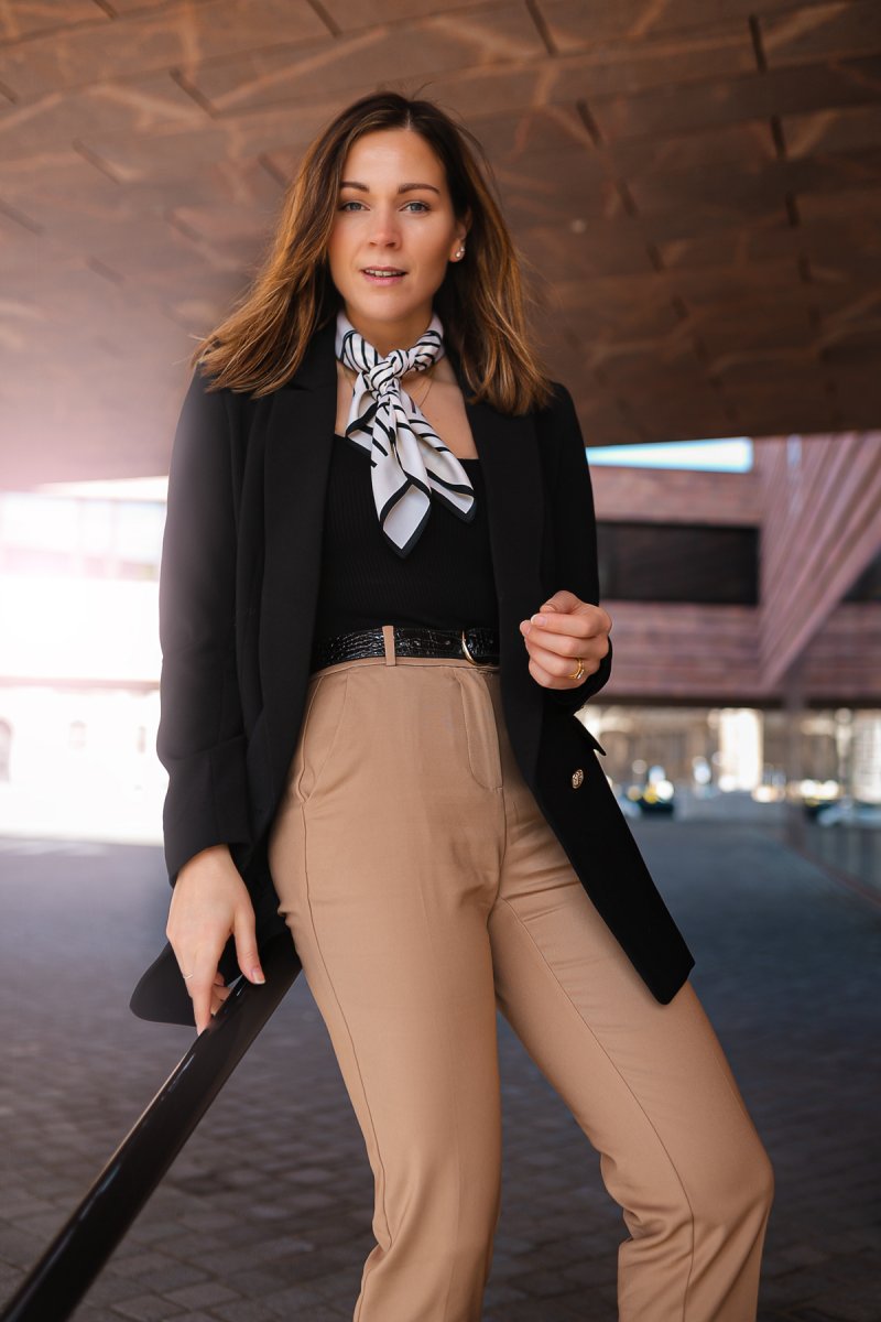 Ein Business Outfit für das Home-Office mit beiger Hose, schwarzem Body und Matt & Nat HYDE Tasche findet ihr auf dem Kleidermaedchen Modeblog. Der elegante und zeitlose Look ist wie gemacht für das Home-Office und kurze Spaziergänge an der frischen Luft. Einfach ein gelungenes Alltagsoutfit, das durch neutrale Töne und Stil besticht. #beige #mattandnat #businessstyle #homeoffice #fruehlingsoutfit #alltagsoutfit