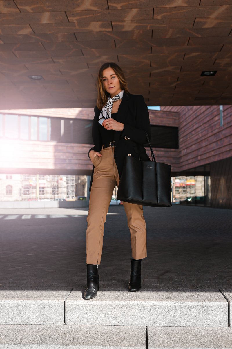 Ein Business Outfit für das Home-Office mit beiger Hose, schwarzem Body und Matt & Nat HYDE Tasche findet ihr auf dem Kleidermaedchen Modeblog. Der elegante und zeitlose Look ist wie gemacht für das Home-Office und kurze Spaziergänge an der frischen Luft. Einfach ein gelungenes Alltagsoutfit, das durch neutrale Töne und Stil besticht. #beige #mattandnat #businessstyle #homeoffice #fruehlingsoutfit #alltagsoutfit