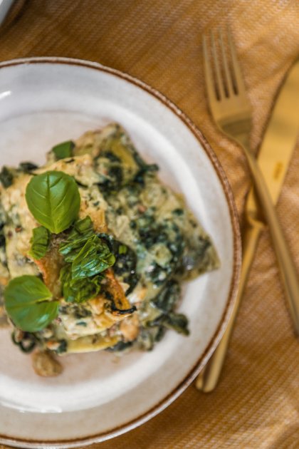 Vegane Lasagne mit Spinat und Mangold super einfach und schnell zubereiten. Welche veganen Lasagneplatten ich verwende und wie ich eine vegane Bechamelsauce zubereite, verrate ich dir gleich. Schau vorbei! Auf dem Food- und Lifestyleblog verrate ich dir das Rezept für meine vegane Lasagne mit Spinat und Mangold. www.kleidermaedchen.de #vegan #foodblog #lifestyleblog #veganelasagne #veganelasagneplatten #spinat #mangold