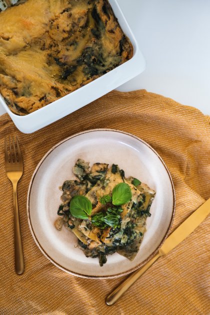 Vegane Lasagne mit Spinat und Mangold super einfach und schnell zubereiten. Welche veganen Lasagneplatten ich verwende und wie ich eine vegane Bechamelsauce zubereite, verrate ich dir gleich. Schau vorbei! Auf dem Food- und Lifestyleblog verrate ich dir das Rezept für meine vegane Lasagne mit Spinat und Mangold. www.kleidermaedchen.de #vegan #foodblog #lifestyleblog #veganelasagne #veganelasagneplatten #spinat #mangold