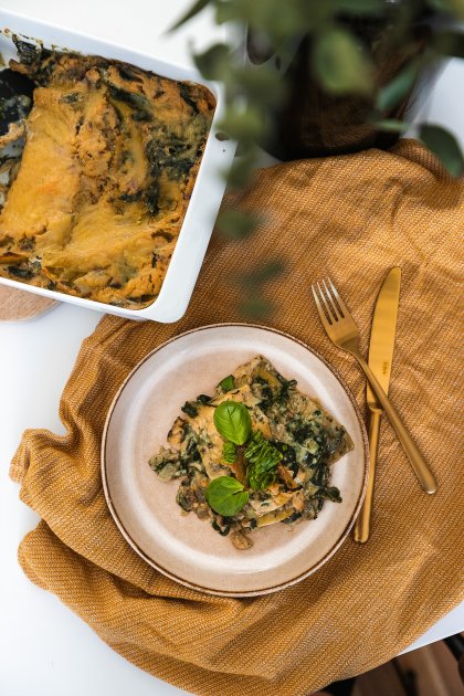 Vegane Lasagne mit Spinat und Mangold super einfach und schnell zubereiten. Welche veganen Lasagneplatten ich verwende und wie ich eine vegane Bechamelsauce zubereite, verrate ich dir gleich. Schau vorbei! Auf dem Food- und Lifestyleblog verrate ich dir das Rezept für meine vegane Lasagne mit Spinat und Mangold. www.kleidermaedchen.de #vegan #foodblog #lifestyleblog #veganelasagne #veganelasagneplatten #spinat #mangold