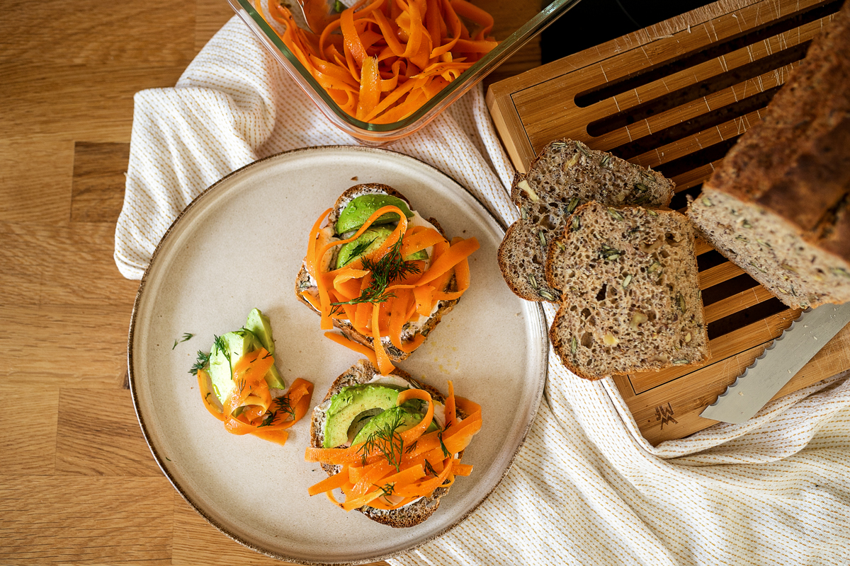 Veganer Lachs aus Karotten mit selbst gebackenem Dinkelbrot. Auf dem Foodblog verrate ich euch, wie ich den Karottenlachs zubereitet habe! Schaut vorbei auf dem Food- und Lifestyleblog dort verrate ich euch das vegane Rezept. www.kleidermaedchen.de #vegan #foodblog #Veganerlachs #karottenlachs #brotbacken #dinkelbrot