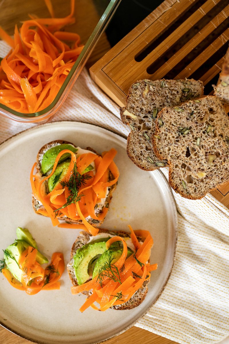 Veganer Lachs aus Karotten mit selbst gebackenem Dinkelbrot. Auf dem Foodblog verrate ich euch, wie ich den Karottenlachs zubereitet habe! Schaut vorbei auf dem Food- und Lifestyleblog dort verrate ich euch das vegane Rezept. www.kleidermaedchen.de #vegan #foodblog #Veganerlachs #karottenlachs #brotbacken #dinkelbrot