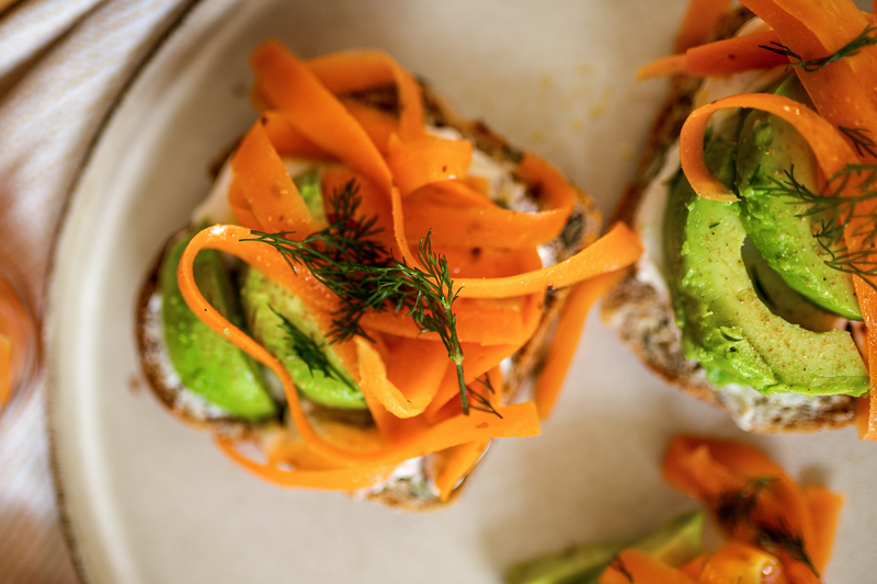 Veganer Lachs aus Karotten mit selbst gebackenem Dinkelbrot. Auf dem Foodblog verrate ich euch, wie ich den Karottenlachs zubereitet habe! Schaut vorbei auf dem Food- und Lifestyleblog dort verrate ich euch das vegane Rezept. www.kleidermaedchen.de #vegan #foodblog #Veganerlachs #karottenlachs #brotbacken #dinkelbrot