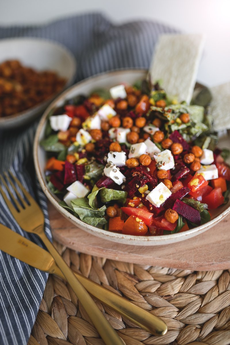 Gesunder snacken! Geröstete Kichererbsen als Topping für Salate, Suppen und Gemüse. Auf dem Kleidermaedchen Foodblog verrate ich, wie der gesunde Snack zubereitet wird und wie ich ihn am liebsten genieße. #vegan #snack #kichererbsen #salat #gemuese #suppen #foodblog #rezepte