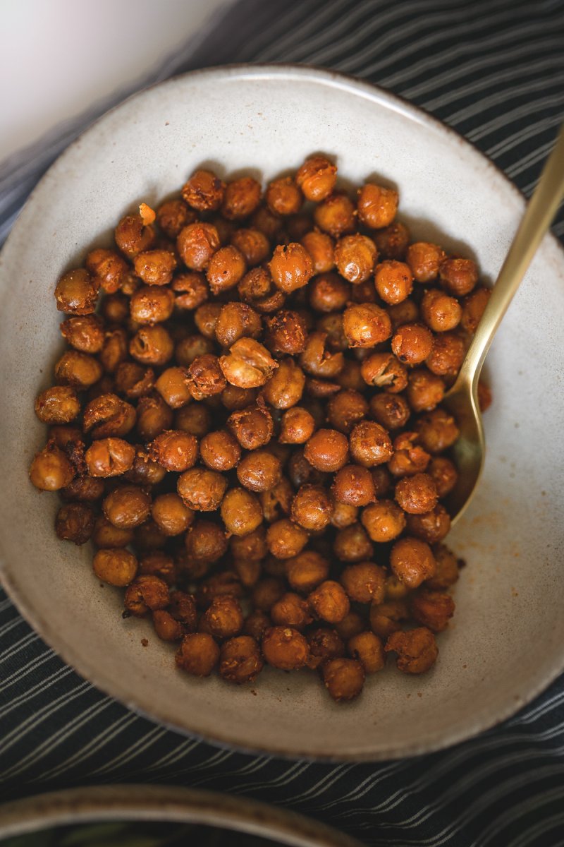 Gesunder snacken! Geröstete Kichererbsen als Topping für Salate, Suppen und Gemüse. Auf dem Kleidermaedchen Foodblog verrate ich, wie der gesunde Snack zubereitet wird und wie ich ihn am liebsten genieße. #vegan #snack #kichererbsen #salat #gemuese #suppen #foodblog #rezepte