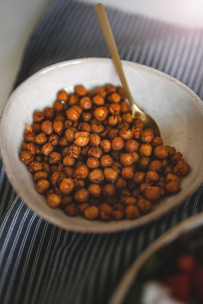 Gesunder snacken! Geröstete Kichererbsen als Topping für Salate, Suppen und Gemüse. Auf dem Kleidermaedchen Foodblog verrate ich, wie der gesunde Snack zubereitet wird und wie ich ihn am liebsten genieße. #vegan #snack #kichererbsen #salat #gemuese #suppen #foodblog #rezepte