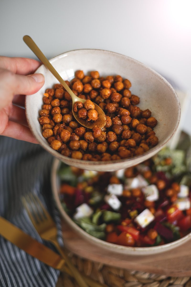 Gesunder snacken! Geröstete Kichererbsen als Topping für Salate, Suppen und Gemüse. Auf dem Kleidermaedchen Foodblog verrate ich, wie der gesunde Snack zubereitet wird und wie ich ihn am liebsten genieße. #vegan #snack #kichererbsen #salat #gemuese #suppen #foodblog #rezepte