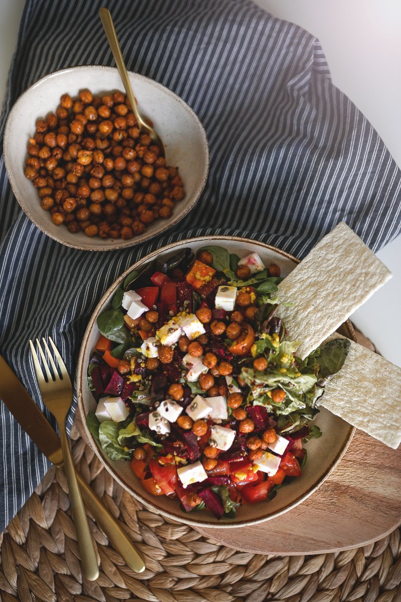 Gesunder snacken! Geröstete Kichererbsen als Topping für Salate, Suppen und Gemüse. Auf dem Kleidermaedchen Foodblog verrate ich, wie der gesunde Snack zubereitet wird und wie ich ihn am liebsten genieße. #vegan #snack #kichererbsen #salat #gemuese #suppen #foodblog #rezepte