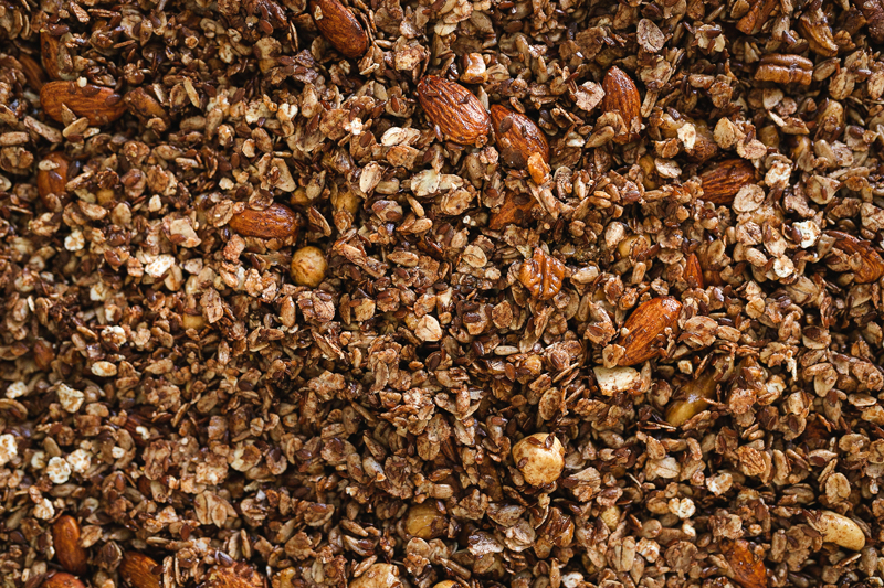 Granola selber machen – auf dem veganen Foodblog verrate ich, wie es geht! Wir bereiten ein Granola mit Schokolade zu, das gesund und lecker ist. Außerdem verrate ich euch, auf welche Frühstücksgerichte ich Granola am liebsten streue.