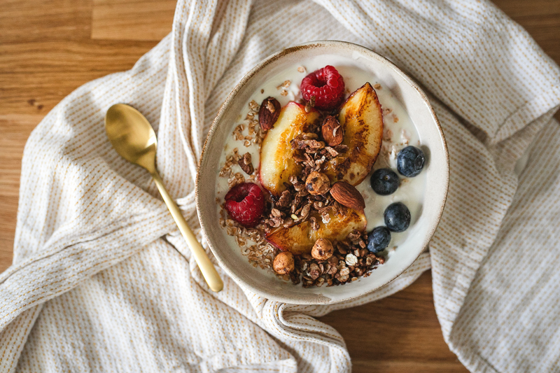 Granola selber machen – auf dem veganen Foodblog verrate ich, wie es geht! Wir bereiten ein Granola mit Schokolade zu, das gesund und lecker ist. Außerdem verrate ich euch, auf welche Frühstücksgerichte ich Granola am liebsten streue.