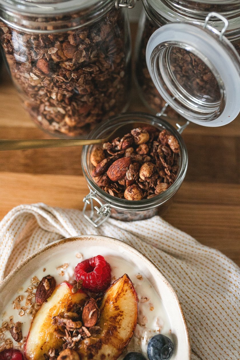 Granola selber machen – auf dem veganen Foodblog verrate ich, wie es geht! Wir bereiten ein Granola mit Schokolade zu, das gesund und lecker ist. Außerdem verrate ich euch, auf welche Frühstücksgerichte ich Granola am liebsten streue.