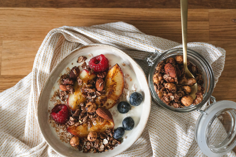 Granola selber machen – auf dem veganen Foodblog verrate ich, wie es geht! Wir bereiten ein Granola mit Schokolade zu, das gesund und lecker ist. Außerdem verrate ich euch, auf welche Frühstücksgerichte ich Granola am liebsten streue.