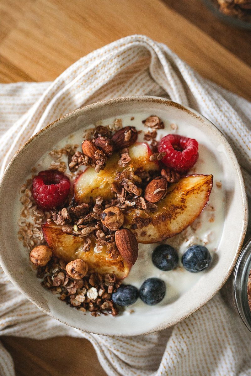 Granola selber machen – auf dem veganen Foodblog verrate ich, wie es geht! Wir bereiten ein Granola mit Schokolade zu, das gesund und lecker ist. Außerdem verrate ich euch, auf welche Frühstücksgerichte ich Granola am liebsten streue.